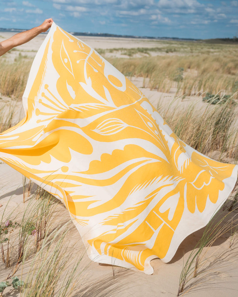 Outdoor throws & cushions